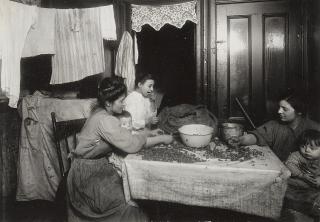 Lewis Wickes Hine - Tenement Workers