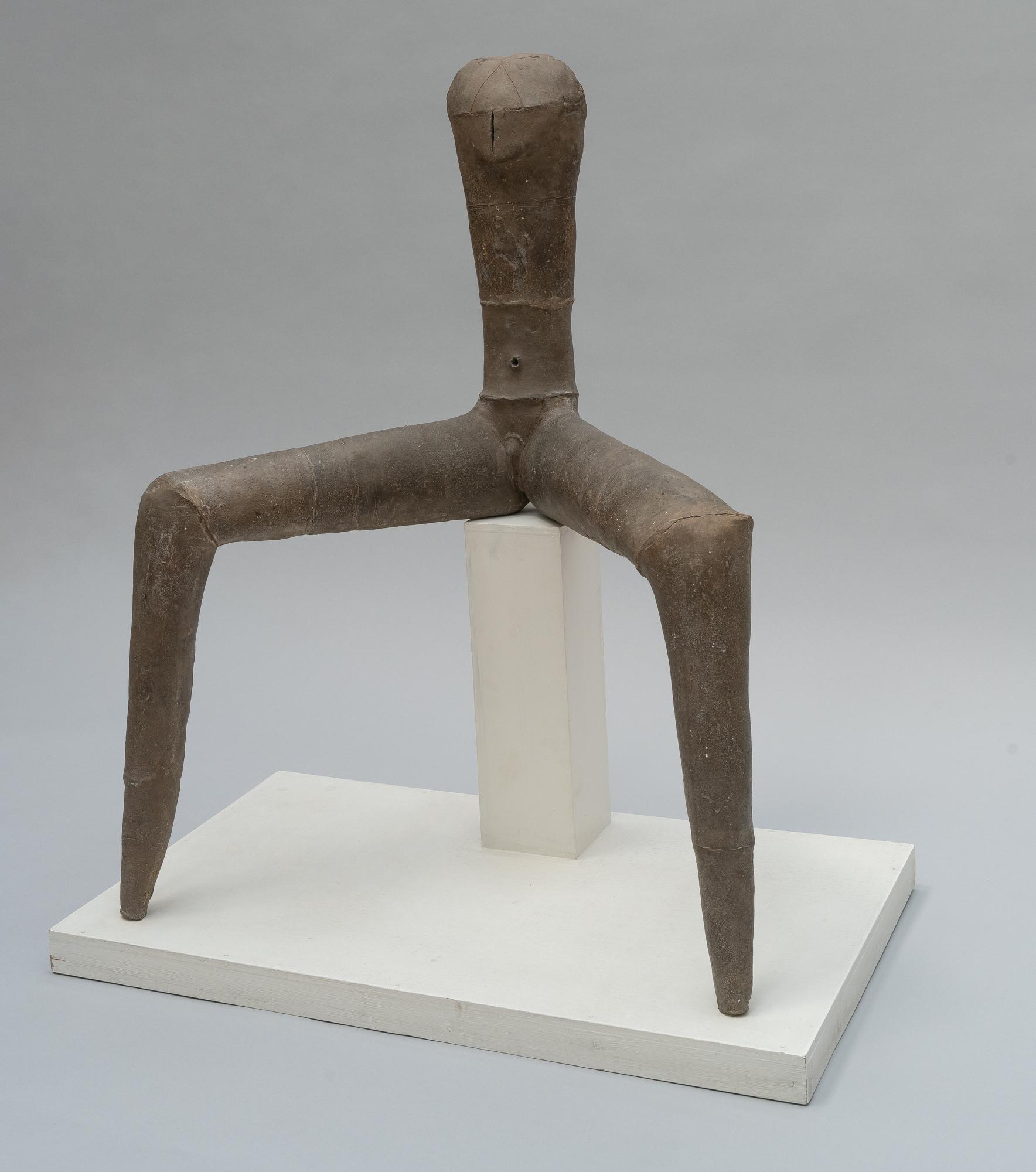 Lothar Fischer - Sitzende, weibliche Winkelfigur