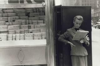 Louis Stettner - Elbowing an Out-of-Town Newstand, c. 1952