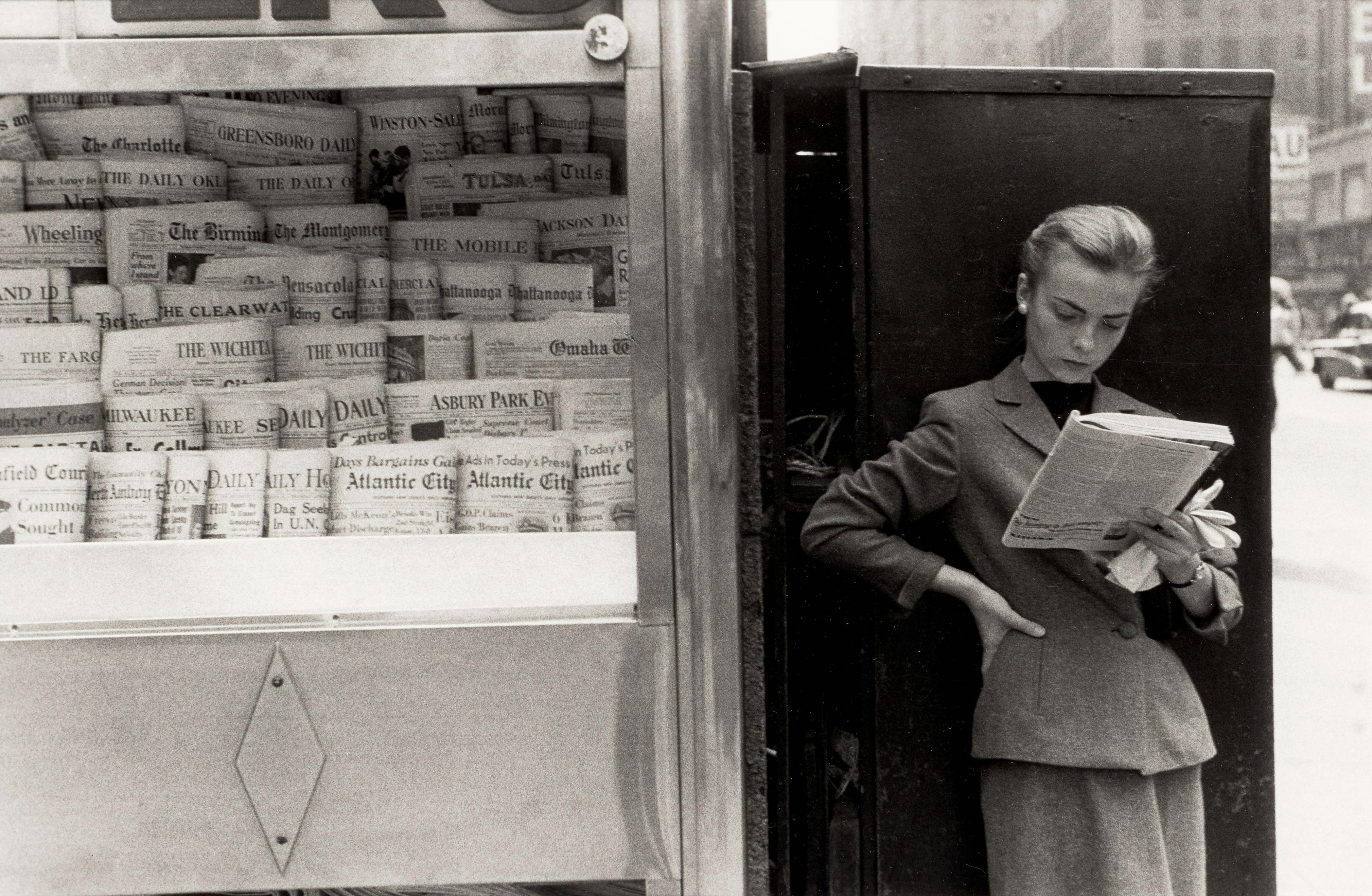 Louis Stettner - \'Elbowing Out of Town Newsstand\'