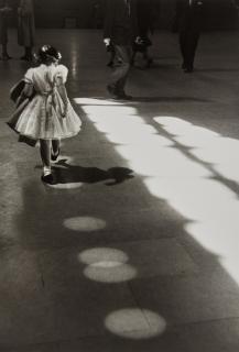 Louis Stettner - Girl Playing in Light Circles, Grand Central Station, New York