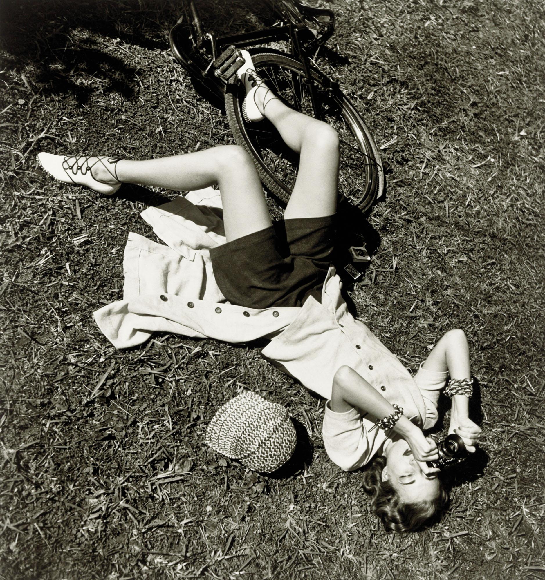 Louise Dahl-Wolfe - Liz Gibbons as a Photographer, 1938