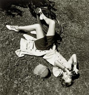 Louise Dahl-Wolfe - Liz Gibbons as a Photographer, 1938