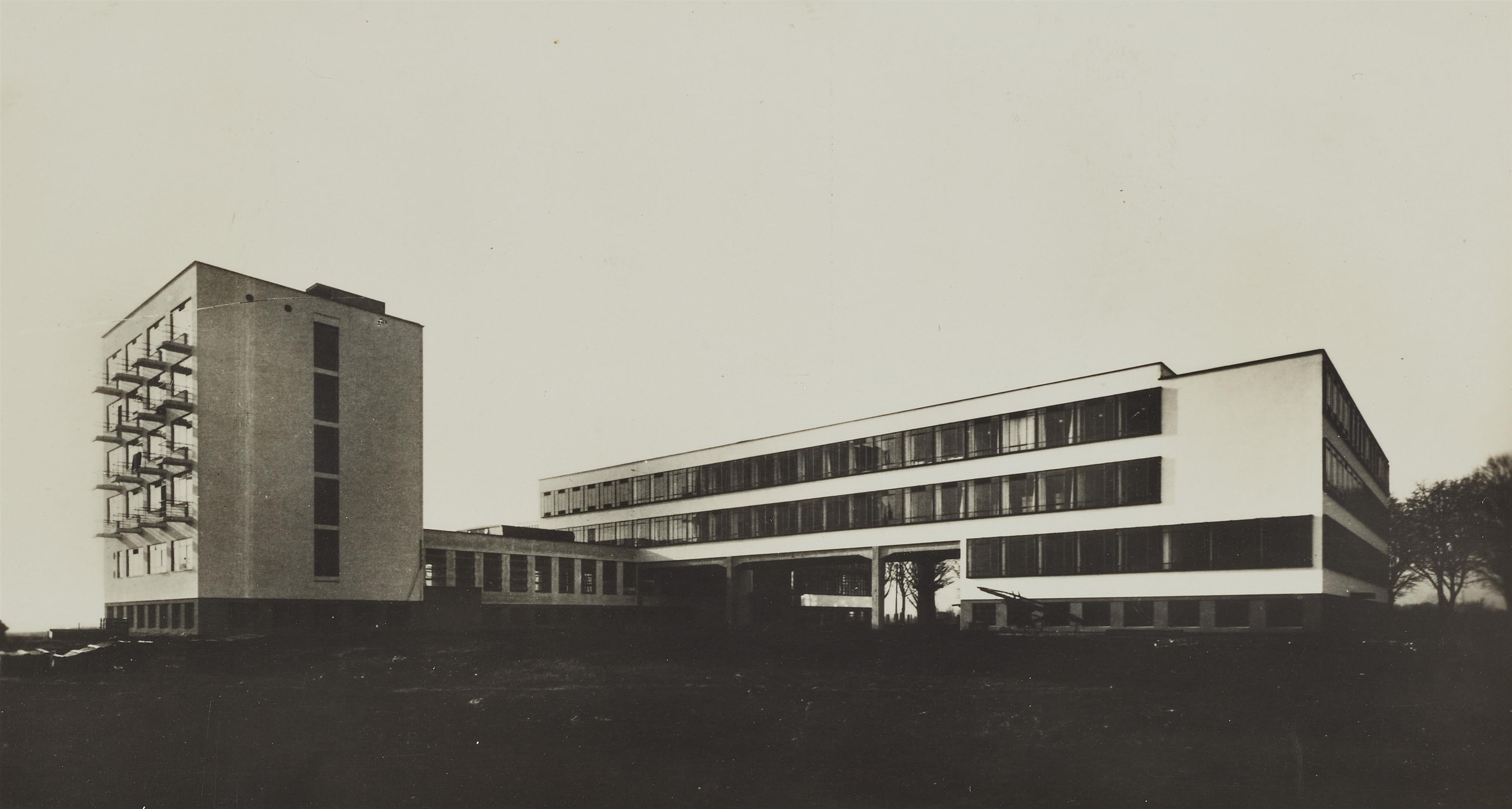 Lucia Moholy - Bauhausneubau, Dessau (Bauhaus von Nordosten)