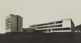 Lucia Moholy - Bauhausneubau, Dessau (Bauhaus von Nordosten)