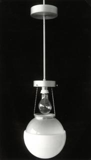 Lucia Moholy - Lampe (aus der Metallwerkstatt des Bauhauses)