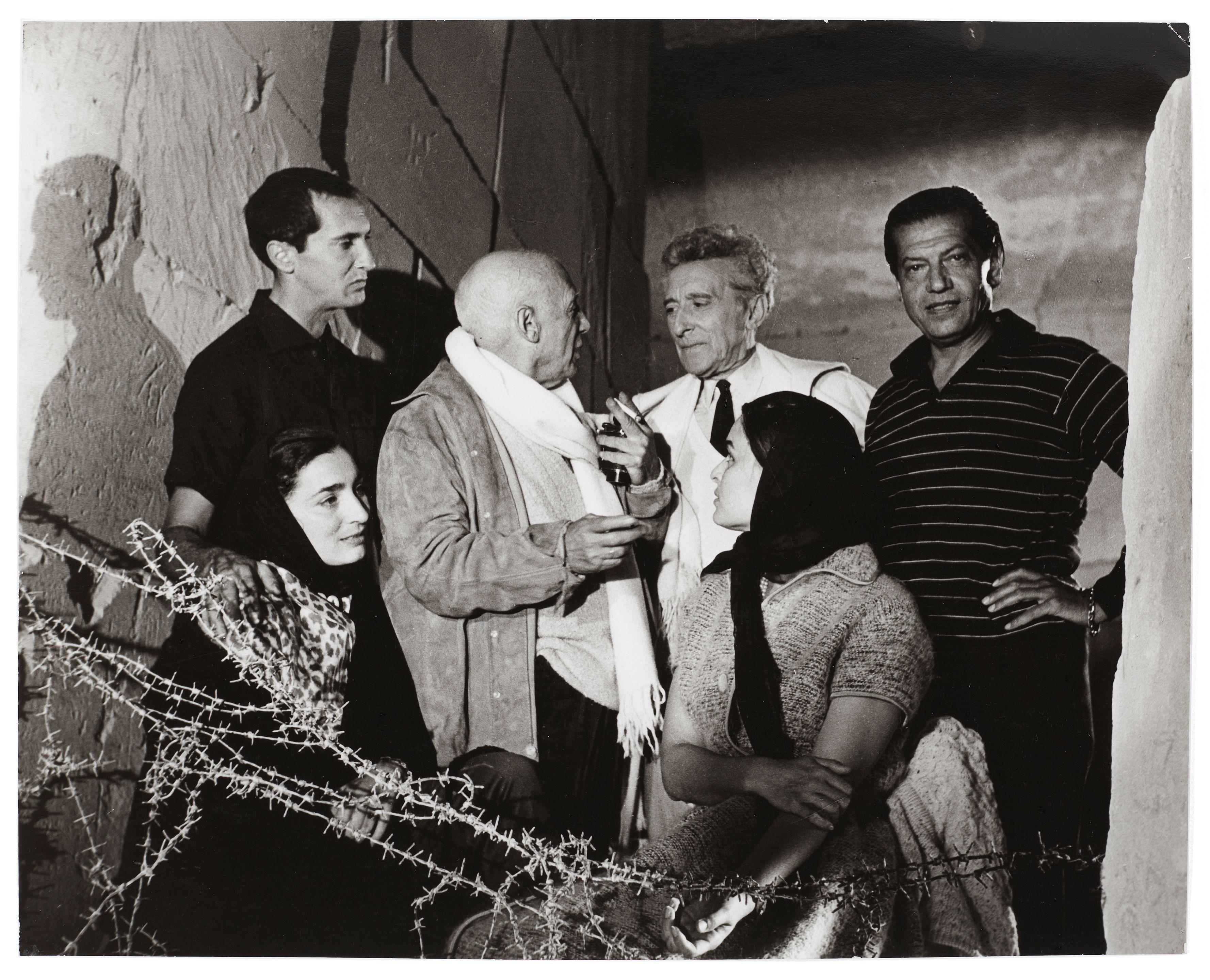 Lucien Clergue - Pablo Picasso et Jean Cocteau entourés de Serge Lifar, Luis Miguel Dominguín, Lucía Bosé et Jacqueline Picasso, pendant le tournage du Testament d\'Orphée, Les baux de Provence, 1959