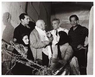 Lucien Clergue - Pablo Picasso et Jean Cocteau entourés de Serge Lifar, Luis Miguel Dominguín, Lucía Bosé et Jacqueline Picasso, pendant le tournage du Testament d\'Orphée, Les baux de Provence, 1959