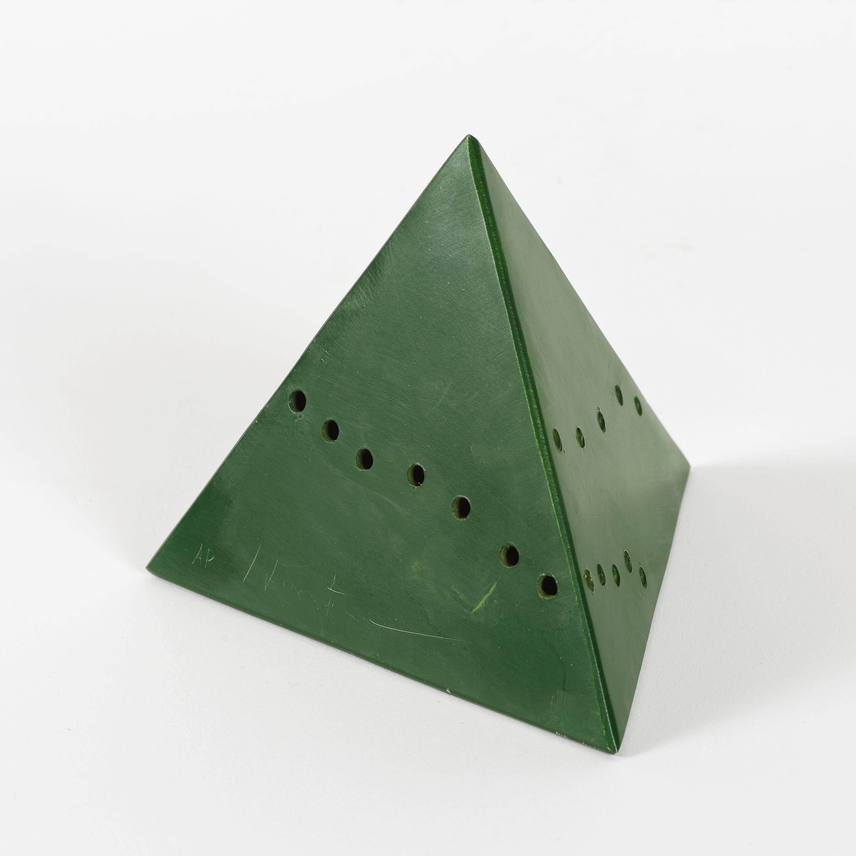 Lucio Fontana - Pyramide, 1967