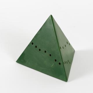 Lucio Fontana - Pyramide, 1967