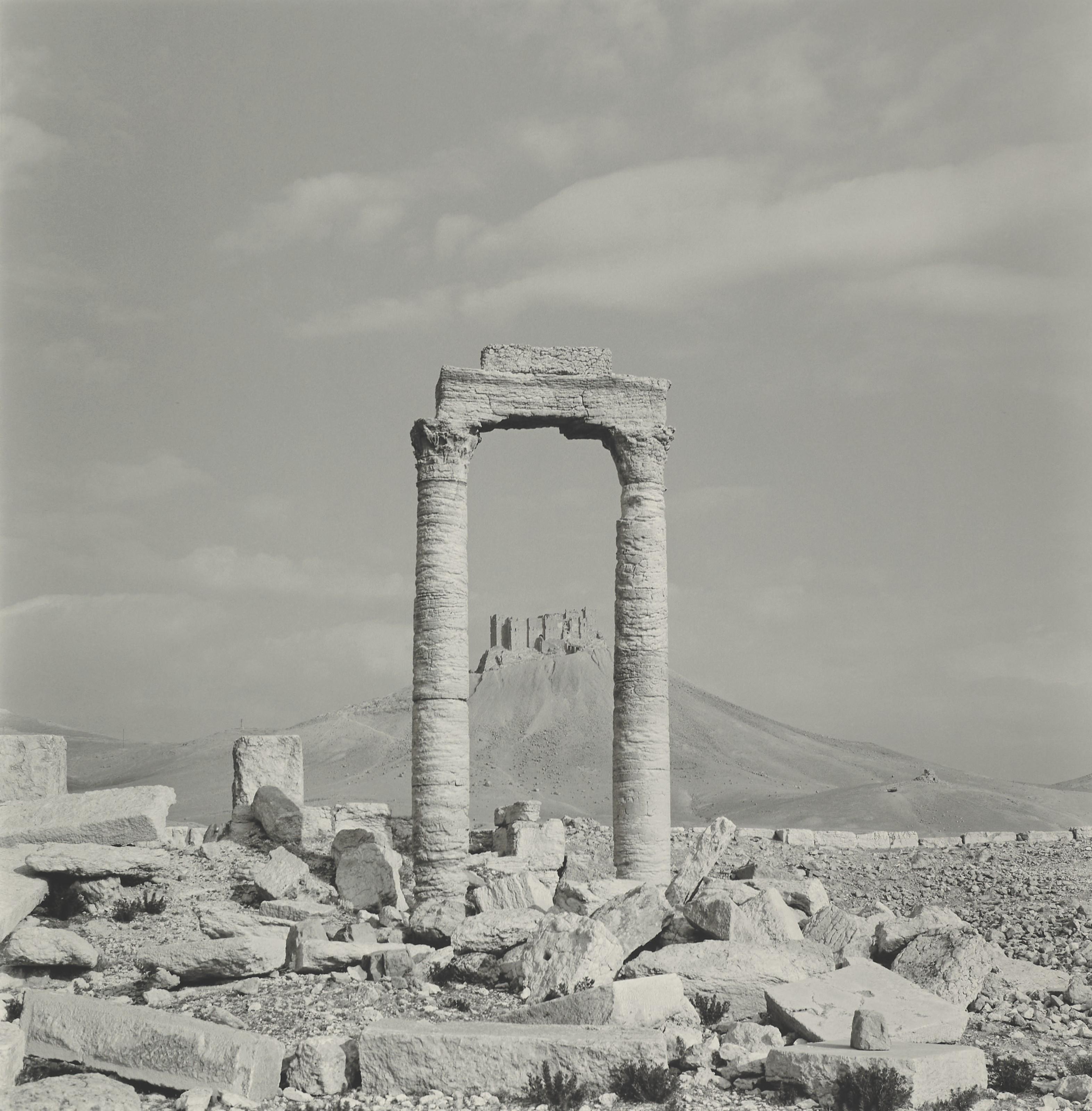Lynn Davis - Columns With Mountain, Palmyra, Syrie, 1995