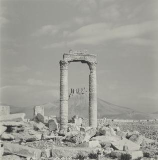 Lynn Davis - Columns With Mountain, Palmyra, Syrie, 1995