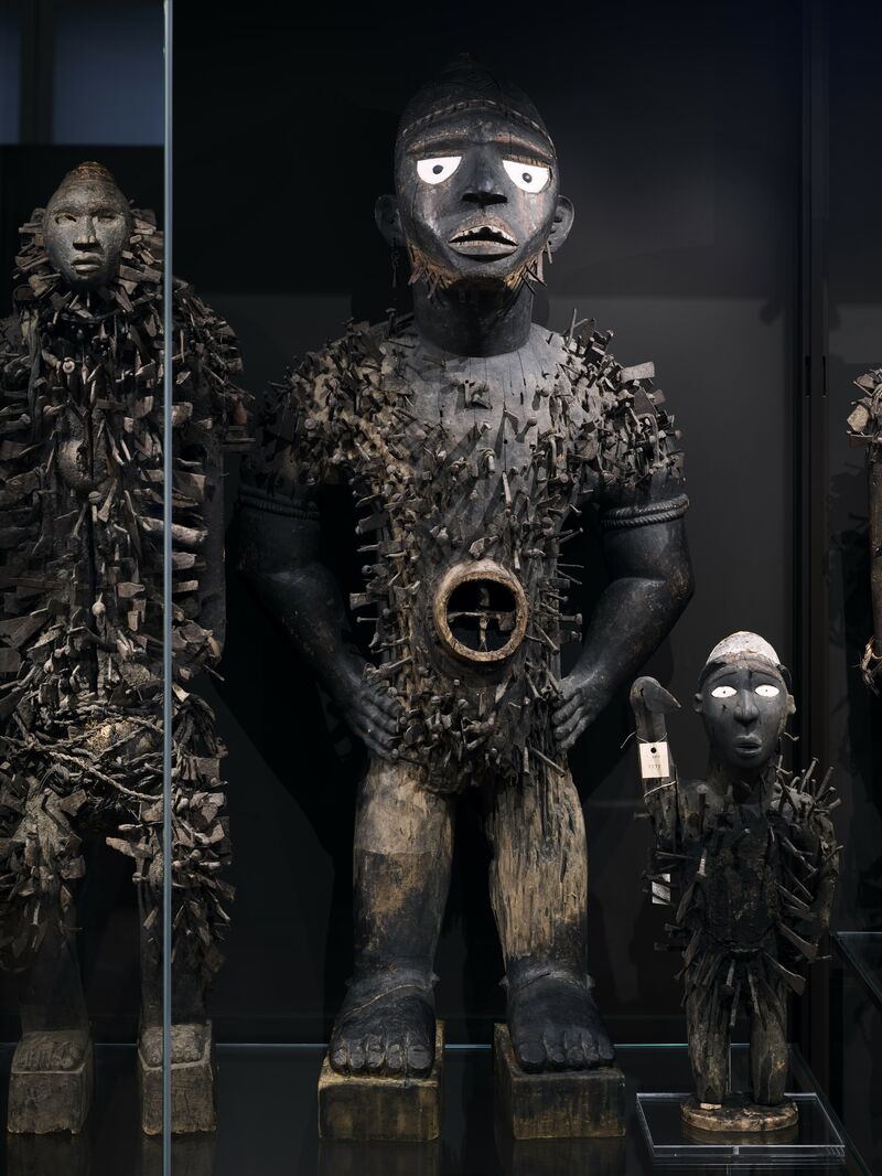 Magaaka-Kraftfigur (Kongo, Yombe, 19. Jh) im Modul „Schaumagazin Afrika. Objektaneignung und Afrika-Illusionen“ des Ethnologischen Museums im Humboldt Forum