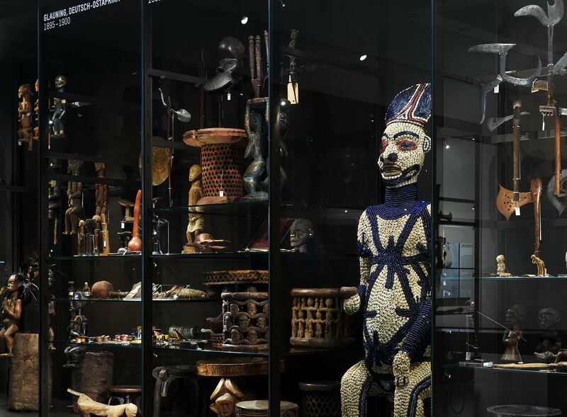 Ausstellungsansicht des Moduls „Schaumagazin Afrika. Objektaneignung und Afrika-Illusionen“ des Ethnologischen Museums im Humboldt Forum
