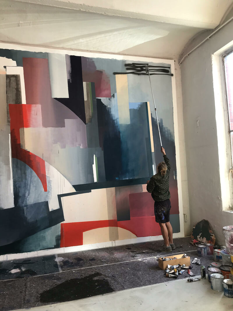Tomislav Topic im Atelier mit Wandgemälde