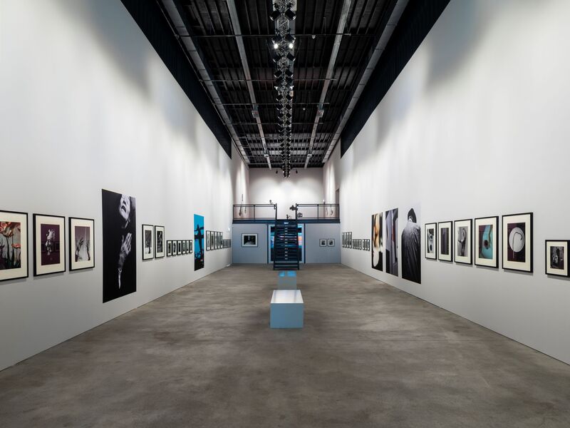 Ausstellungsansicht JACK DAVISON. OMER FAST. FRIDA ORUPABO im PHOXXI. Haus der Photographie temporär