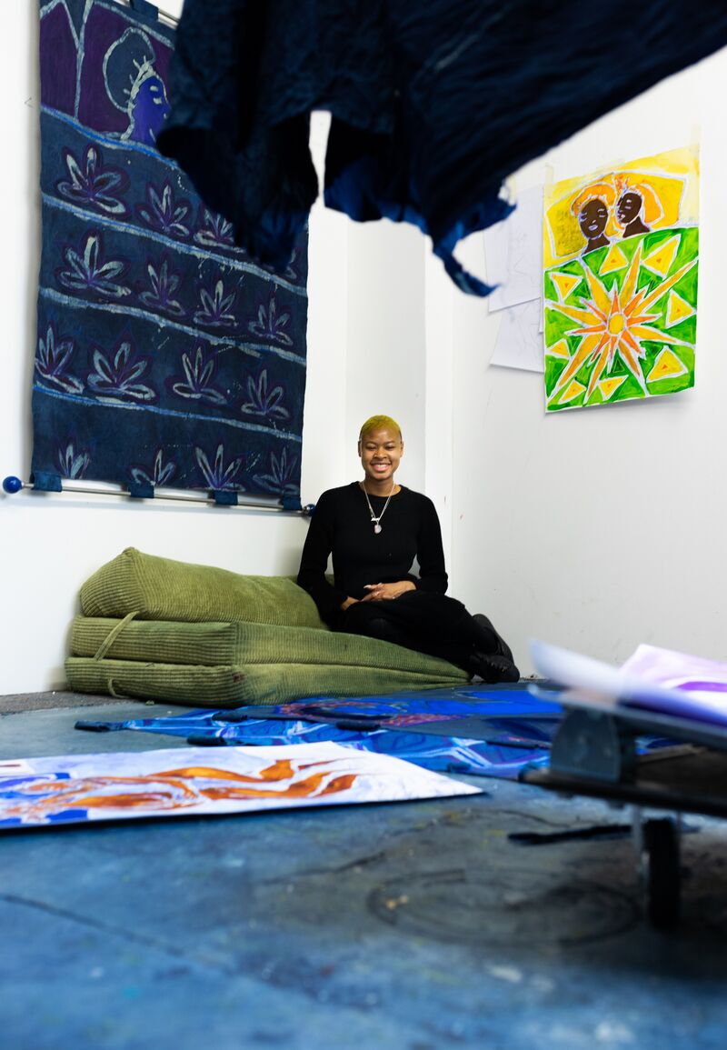 Die Künstlerin Sola Olulode in ihrem Atelier, präsentiert von ARTPOWHER Contemporary (Zürich)