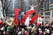 Chim↑Pom LOVE IS OVER, 2014 Foto: Kishin Shinoyama, courtesy of the artists, ANOMALY and MUJIN-TO Production