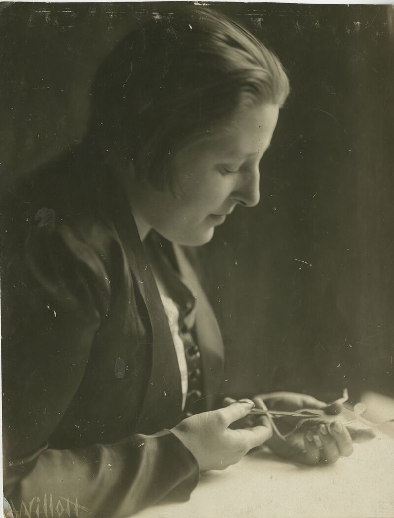 Lotte Reiniger beim Arbeiten am Achmed-Film, 1926 (c) Stadtmuseum Tübingen