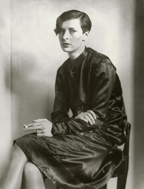 August Sander Sekretärin beim Westdeutschen Rundfunk in Köln, 1931 (Secretary at West German Radio in Cologne) Silver gelatin print, 29 x 22 cm.
