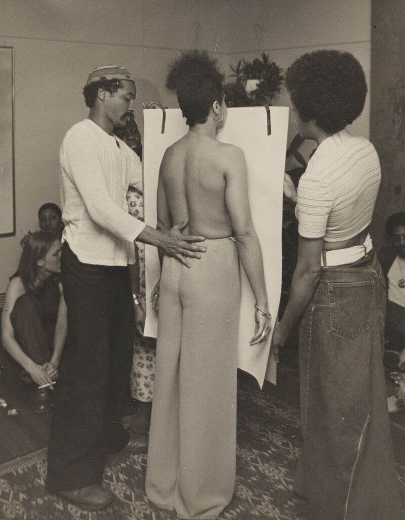 David Hammons (left) and Suzette Wright (center) at the Body Print-In held in conjunction with Hammons’s exhibition Greasy Bags and Barbeque Bones, Philip Yenawine’s home, 1975.
