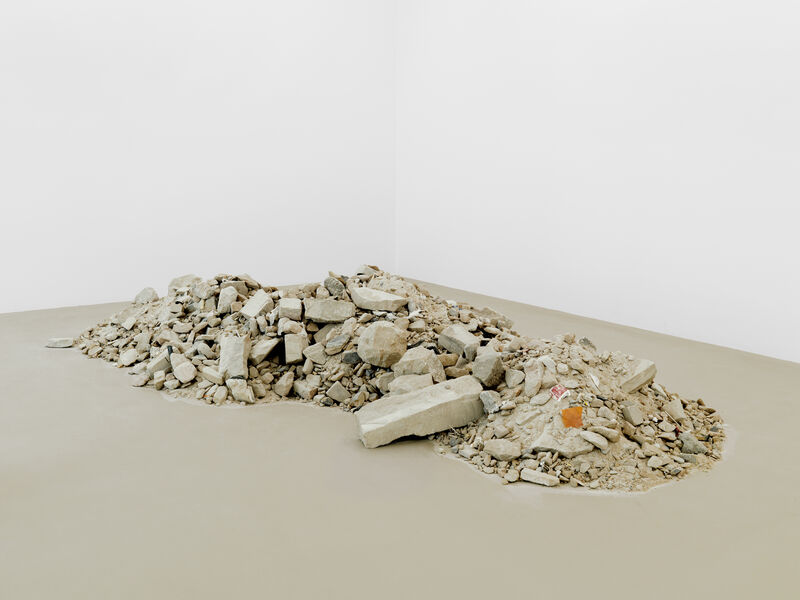 Monica Bonvicini, „2 Tonnen Alte Nationalgalerie“, 1998, Bauschutt der Fassade der Alten Nationalgalerie Berlin; C-print