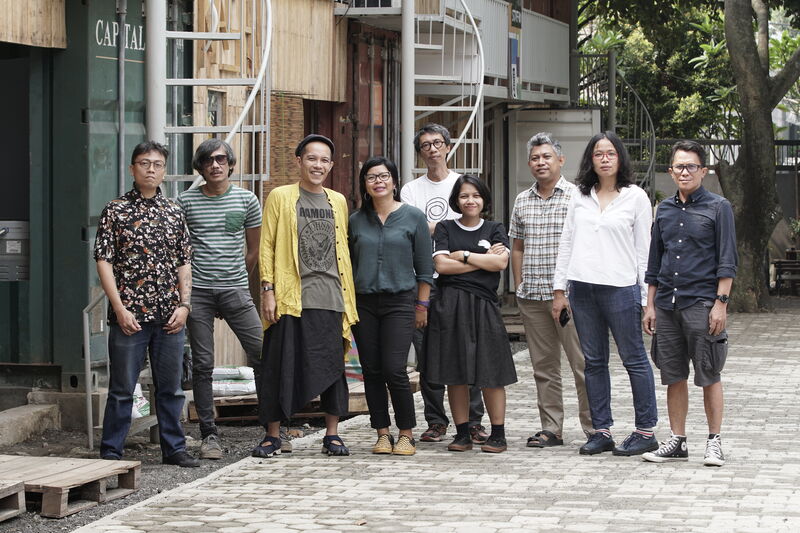 ruangrupa, v.l.n.r. Reza Afisina, Indra Ameng, farid rakun, Daniella Fitria Praptono, Iswanto Hartono, Ajeng Nurul Aini, Ade Darmawan, Julia Sarisetiati, Mirwan Andan, 2019,