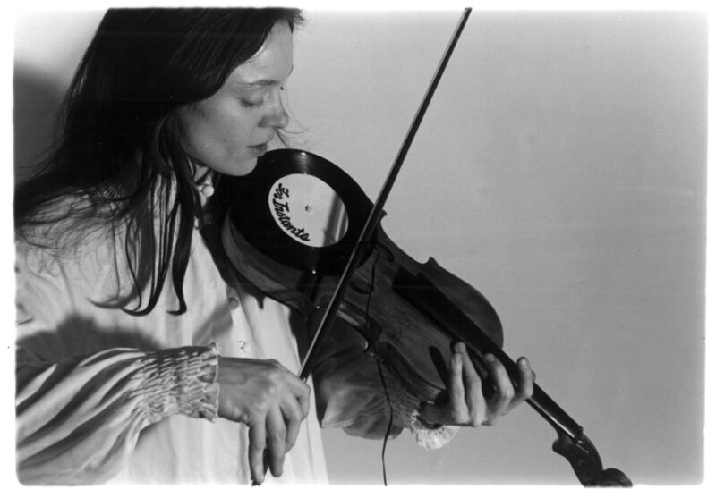Laurie Anderson, Laurie Anderson playing the Viophonograph, 1977