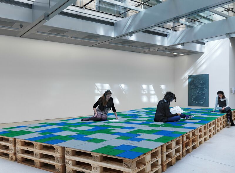 Natascha Sadr Haghighian Pssst Leopard 2A7+, 2013–heute Ausstellungsansicht / Installation Shot ACCENTISMS, Taxispalais Kunsthalle Tirol, 2017