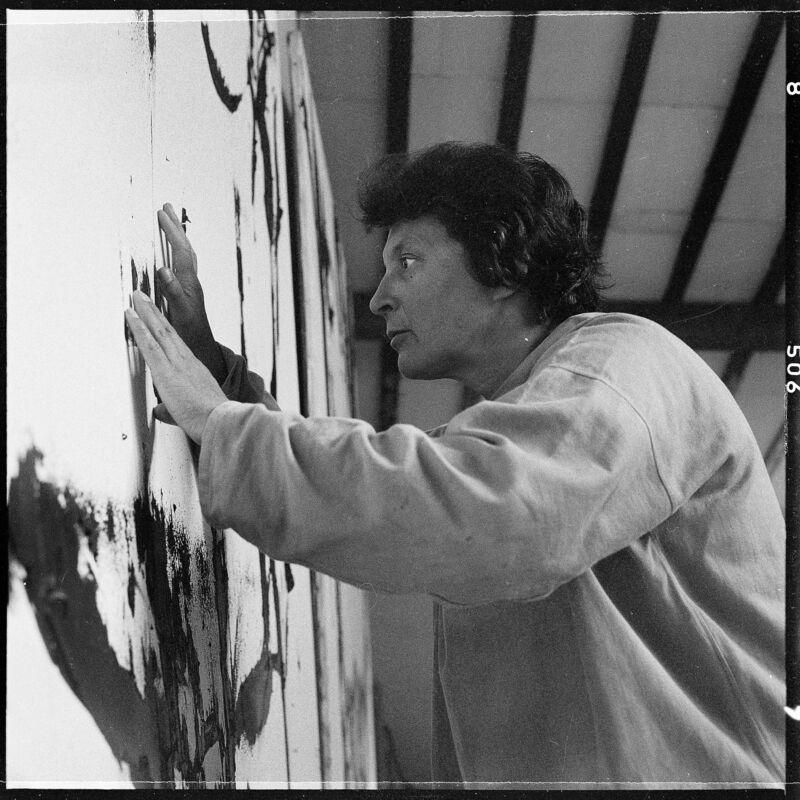 Judit Reigl in ihrem Atelier in Marcoussis, 1964