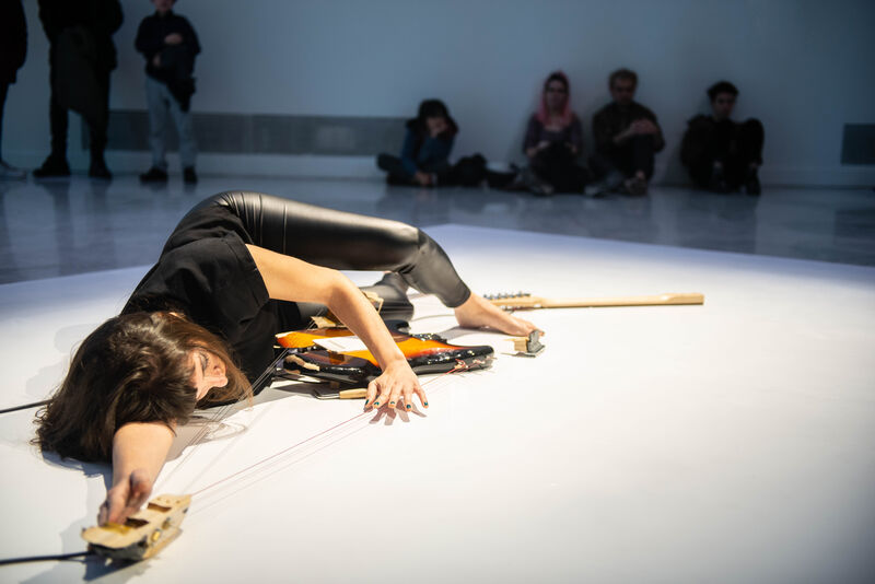 Naama Tsabar, Melodies of Certain Damage (Opus 2), Performanceansicht