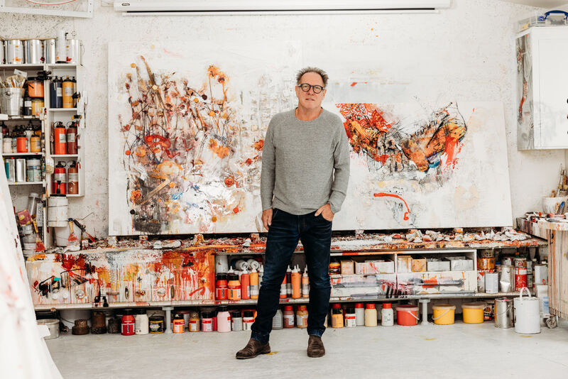 Der Pilger Schurl vor seinem „Maleraltar“, Foto: Benjamin Gasser