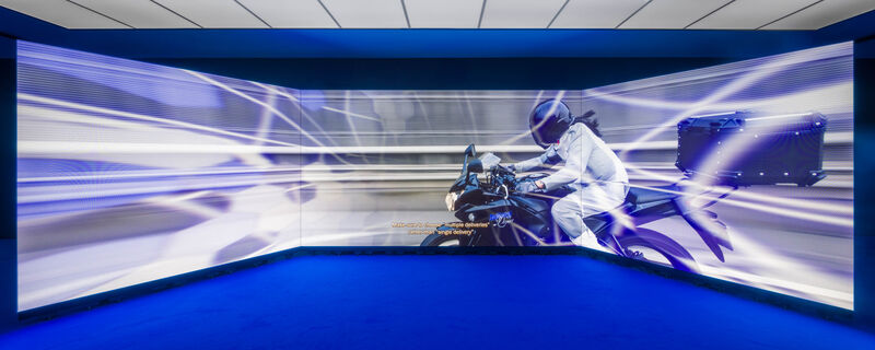 Ayoung Kim. Many Worlds Over, Ausstellungsansicht Hamburger Bahnhof – Nationalgalerie der Gegenwart, 28.2. – 20.7.2025, Abgebildet: Delivery Dancer\'s Arc: 0° Receiver, 2024