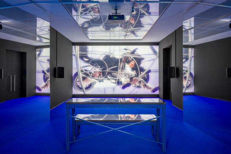 Ayoung Kim. Many Worlds Over, Ausstellungsansicht Hamburger Bahnhof – Nationalgalerie der Gegenwart, 28.2. – 20.7.2025, Abgebildet:Delivery Dancer\'s Sphere, 2022