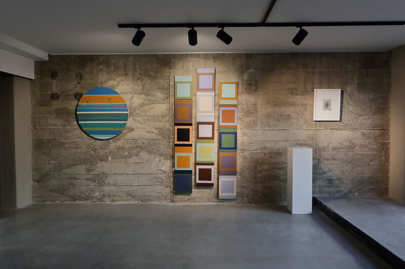 Ausstellungsansicht, mittig: Anna Lagosch, Beziehungen 1, 2025, Acryl, 3 Reihen je 30 x 200 cm