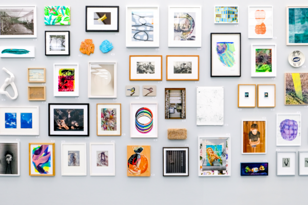 Blick auf die Wand „Das kleine Format“, 2024