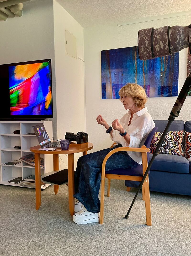 Die Künstlerin Astrid Krehan bei der Veranstaltung.