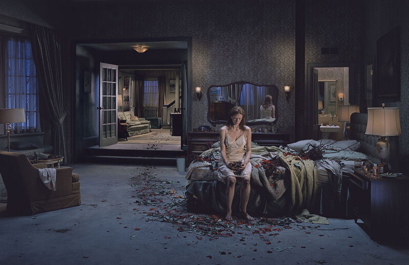 Gregory Crewdson, Untitled (Bed of Roses) (aus der Serie Beneath the Roses), 2003-2008