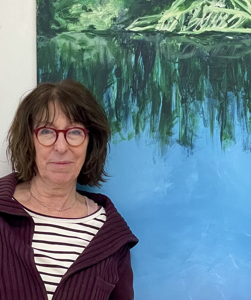 Die Künstlerin Gabriele Weide vor ihrer Arbeit »Spiegelungen 2«.