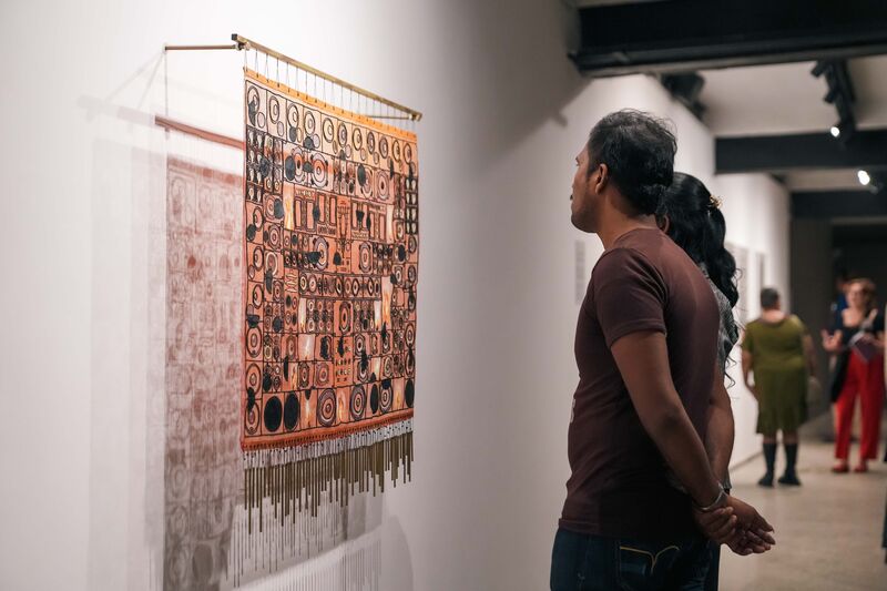 Visitors in front of Vivian Caccuri’s Chahal Altar, Radicle Gallery, Foto: Sanyaja Mendis