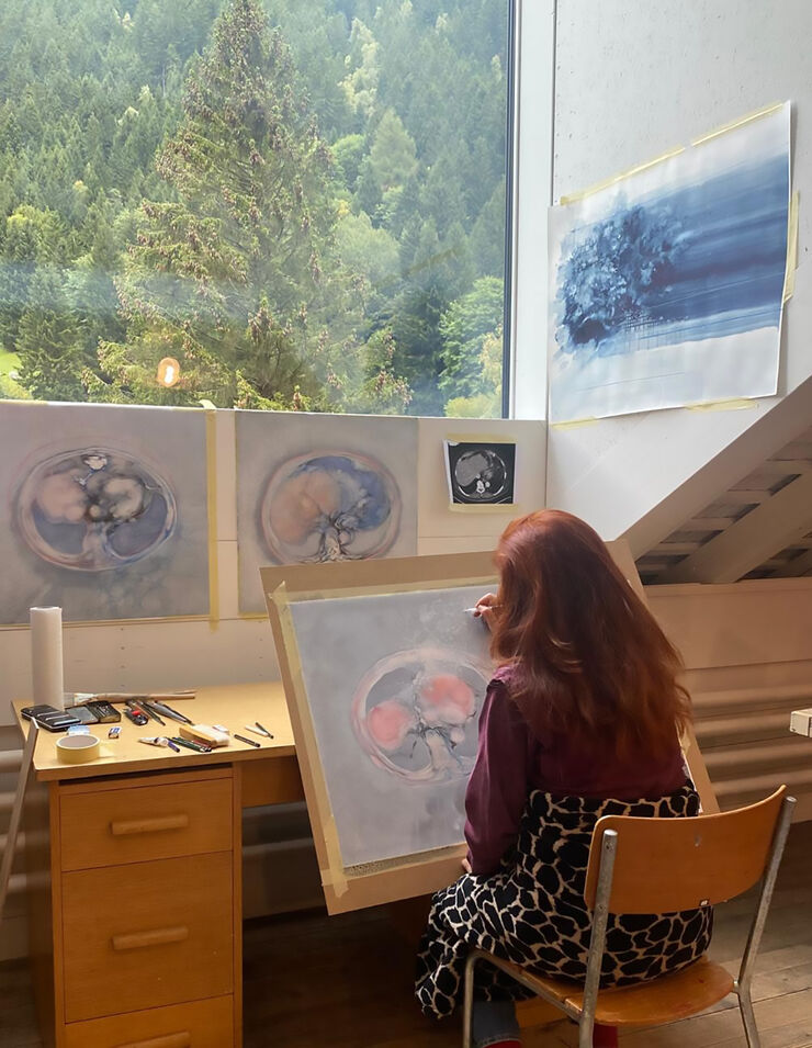 Christiane Fleissner vor dem Atelier-Fenster, zeichnend an »Organic Ornaments«, 2025
