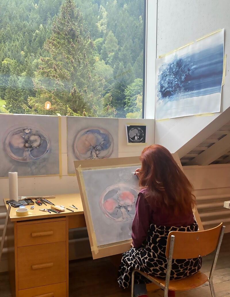 Christiane Fleissner vor dem Atelier-Fenster, zeichnend an »Organic Ornaments«, 2025
