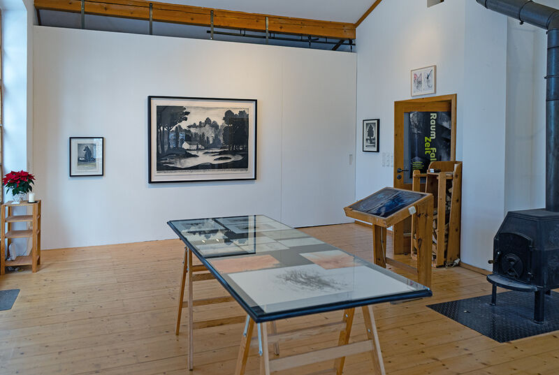 Ausstellungsansicht »ZWISCHEN-WELTEN« im Atelier Fleissner, 2025