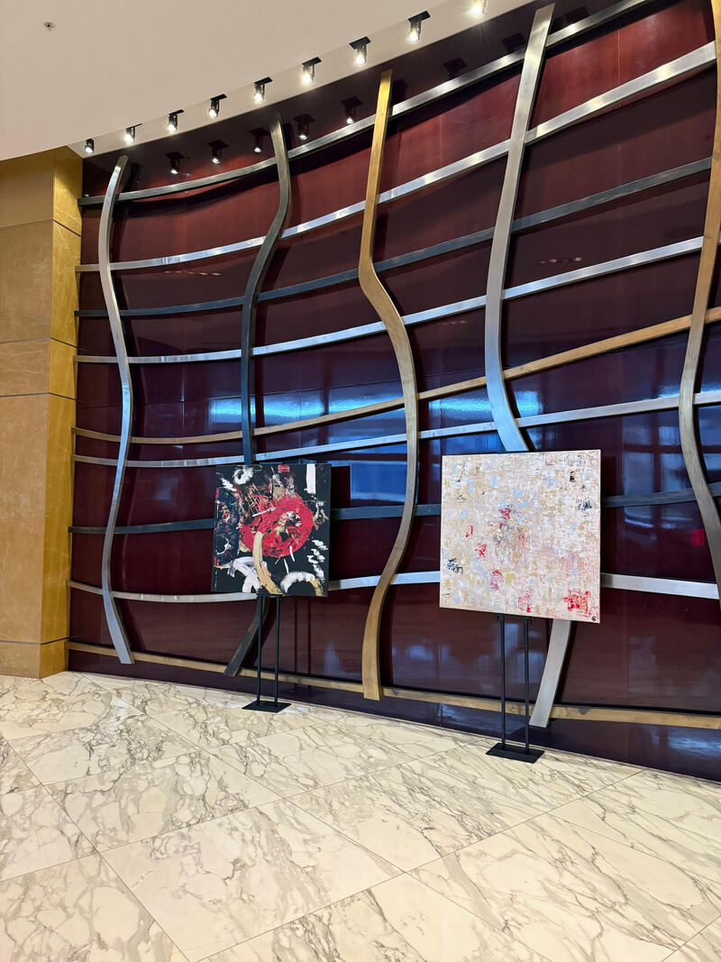 Ben Plaumanns Kunstwerke im Atrium des JW Marriott Marquis in Miami