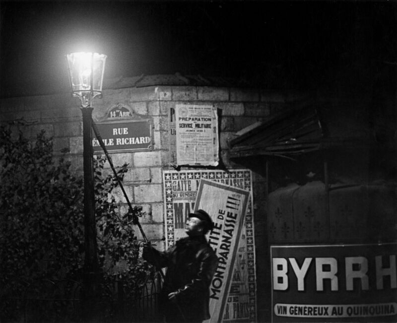 Brassaï, L’allumeur de becs de gaz – Coin de rue Emile Richard et Bd Edgar Quinet, ca 1931
