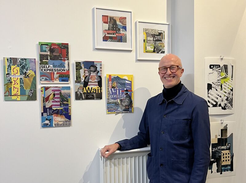 Der Künstler Chris Wehrmann mit einigen seiner Werke auf der PaperArt Düsseldorf 2026.