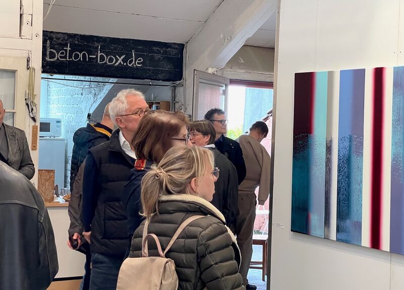 Eine Impression der Ausstellungseröffnung in der Betonbox.