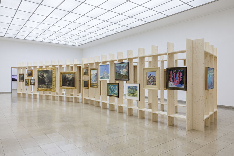 The Sigh of the Mountain, Installationsansicht / installation view Kunsthaus Glarus, 2026. Noemi Pfister, Werke aus der Sammlung des Glarner Kunstvereins und dem Archiv der Dätwyler Stiftung, Ausstellungsdisplay von informale