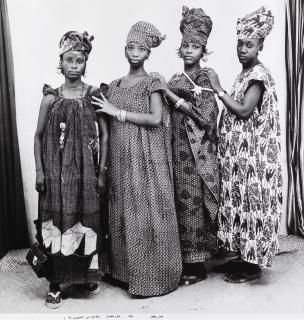 Malick Sidibé - Les copines image size.