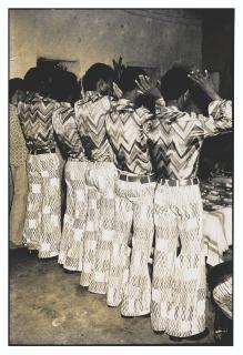 Malick Sidibé - Les très bons amis dans la même tenue, 3 juin 1972 (Very Good Friends in the Same Outfit, 3 June 1972)